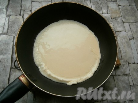 Миску с тестом оставить на 15 минут. Хорошо разогреть сковороду. Смазать разогретую сковороду небольшим количеством растительного масла. Половником налить немного теста на сковороду, дать тесту равномерно растечься по дну сковородки.