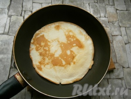 Жарить блинчик на среднем огне до румяности с двух сторон. 