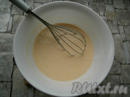 Блинное тесто должно получиться однородным, не слишком жидким, но и не густым.