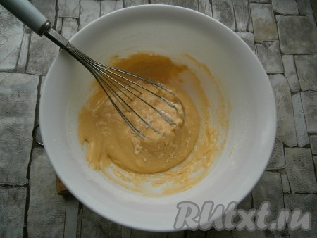 Венчиком замесить густое тесто.