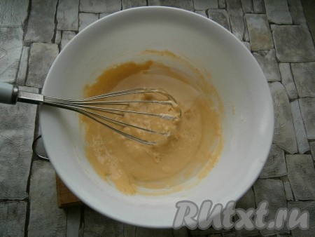 Далее влить обычную воду комнатной температуры, перемешать.