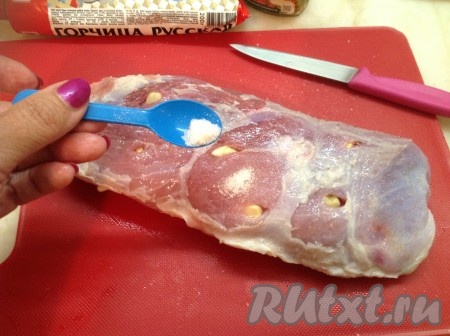 Нашпиговать карбонат чесноком и натереть солью со всех сторон. Включить духовку и разогреть до 200 градусов.