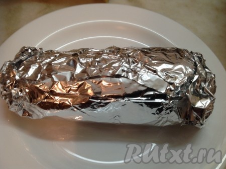 Если вы хотите подавать запечённый карбонат в холодном виде - переложите его на чистый лист фольги, заверните и остудите. После остывания - нужно убрать в холодильник. 