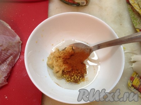 Смешать в мисочке два вида горчицы, паприку и растительное масло.