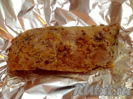 Если вы хотите подавать запечённый карбонат в холодном виде - переложите его на чистый лист фольги, заверните и остудите. После остывания - нужно убрать в холодильник. 