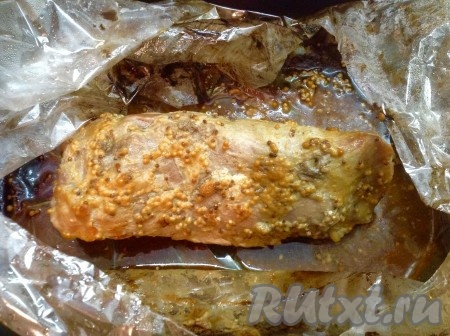 Достать наш ароматный карбонат из духовки и аккуратно разрезать рукав сверху. Будьте осторожны - внутри горячий пар! Вот такой аппетитный запечённый телячий карбонат у нас получился! Сок, образовавшийся в результате запекания, можно использовать в качестве подливки к рису или макаронам.
