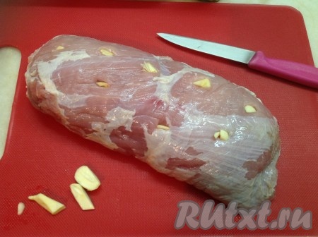 Нашпиговать карбонат чесноком и натереть солью со всех сторон. Включить духовку и разогреть до 200 градусов.