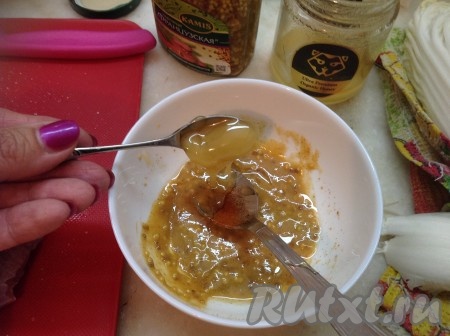 Добавить мёд и хорошо перемешать.