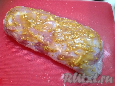 Обмазать полученной смесью карбонат со всех сторон.