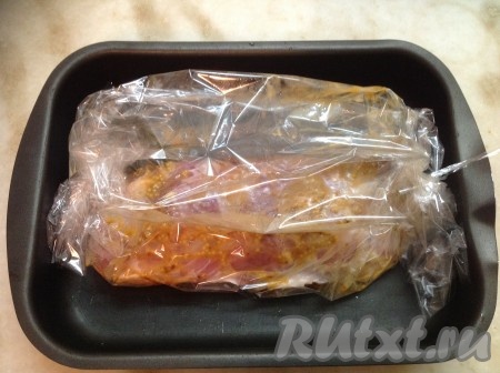 Выложить мясо в рукаве на противень, затянув предварительно рукав специальными зажимами с двух сторон. Стараться, чтобы поверхность рукава не касалась мяса - для этого необходимо оставить немного воздуха в рукаве.