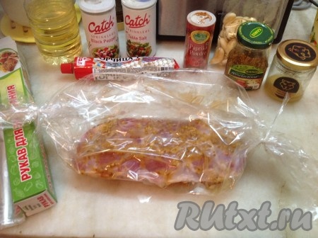 Аккуратно поместить карбонат в рукав для запекания.