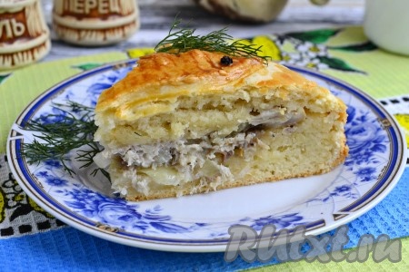 Освободить вкуснейший пирог, приготовленный со скумбрией, от формы, нарезать и в теплом виде подать к столу!
