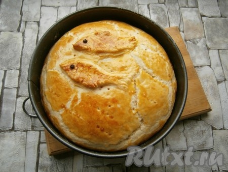 Выпекать пирог в разогретой до 190 градусов духовке около 35-45 минут (до румяного цвета и сухой лучинки). Дать пирогу немного остыть в форме.