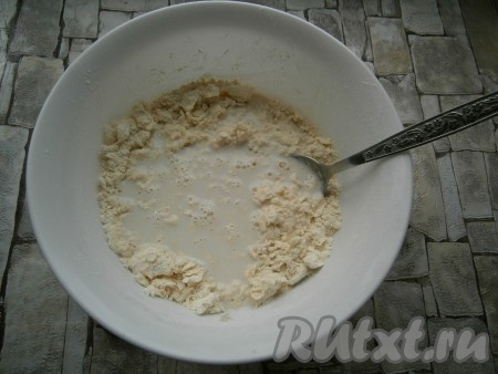 Влить дрожжевую смесь.