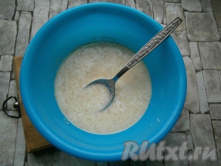 В теплое молоко добавить сахар и всыпать дрожжи, перемешать, накрыть пленкой, оставить в теплом месте на 15 минут (за это время дрожжи "оживут" и запенятся).
