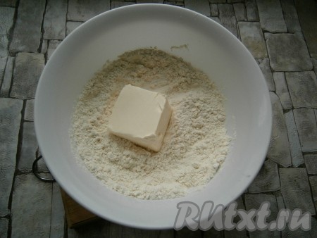 В отдельную миску всыпать 1,5 стакана муки, добавить маргарин комнатной температуры, всыпать соль.
