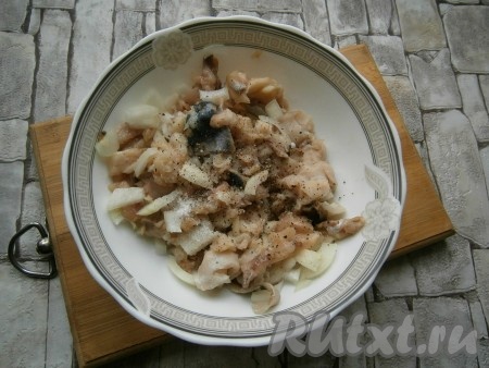 Снять с рыбу шкуру, аккуратно удалить все кости, нарезать филе на кусочки. К кусочкам рыбы добавить очищенный и мелко нарезанный репчатый лук, соль, чёрный молотый перец и немного сахара, перемешать и оставить на 30 минут.
