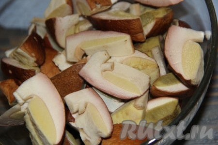Свежие лесные грибы перебрать, очистить от травы и земли. Нарезать грибочки на кусочки среднего размера, маленькие грибы оставьте целыми.