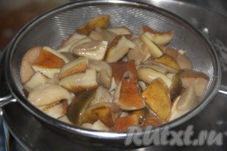 По истечении времени вареные грибы выложить в дуршлаг, дать стечь воде.
