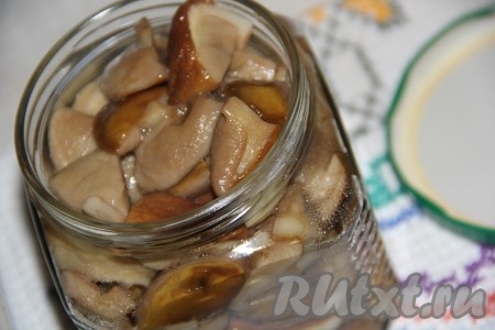Затем грибы разложить по предварительно простерилизованным банкам, заполняя их до самого верха.
