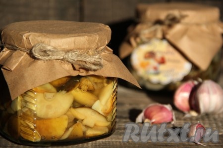 Приготовить маринованные грибы совсем несложно, а зимой эти вкусные, аппетитные, в меру острые грибочки прекрасно разнообразят меню.
