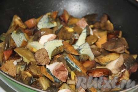 В большую сковороду влить растительное масло (я наливаю, примерно, 50 мл масла на 1 килограмм грибов). Сковороду разогреть и добавить грибы.