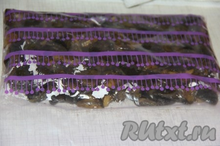 Для удобства хранения я разравниваю грибочки в пакете, чтобы пакет стал плоским. Хорошо закрыть или завязать пакет. Положить подготовленные пакеты с грибами в морозилку.
