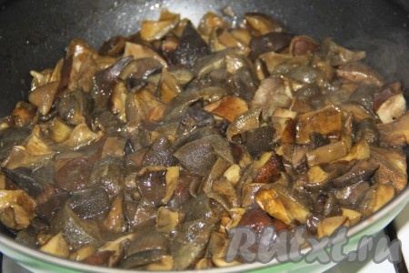Жарить грибы на медленном огне в течение 30 минут, периодически перемешивая.
