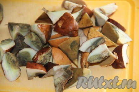 Нарезать грибы на кусочки среднего размера (слишком мелко нарезать грибы не нужно, так как во время жарки они уменьшатся в размере).
