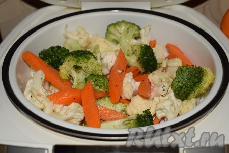 В чашу мультиварки наливаем 3 стакана воды. Помещаем подложку с овощами в мультиварку, закрываем крышку мультиварки, выбираем режим "Пар", вид продукта "Овощи". У меня этот режим длится 10 минут, но так как цветная капуста и брокколи достаточно нежные и разобраны на небольшие кусочки, то на приготовление овощей хватит 5 минут с момента обратного отсчета времени. Выключаем мультиварку вручную.
