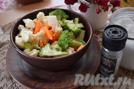 Соцветия цветной капусты и брокколи, кусочки моркови складываем в миску, солим и перчим по вкусу, добавляем растительное масло. Тщательно перемешиваем, чтобы масло, соль и перец равномерно распределились по всей поверхности овощей.
