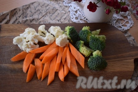 Брокколи и цветную капусту разберем на соцветия. Морковь нарежем на дольки или кружочки (крупно нарезать не нужно).
