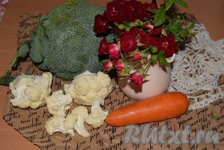 Подготовим брокколи, цветную капусту и морковь. Морковь очистим.