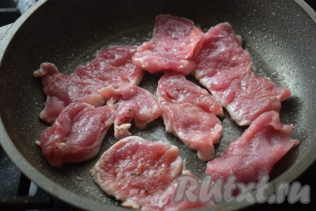Разогреть сковороду на среднем огне и налить немного растительного масла. Выложить кусочки свинины в сковороду и обжарить их с двух сторон (примерно, по 3-5 минут с каждой стороны).
