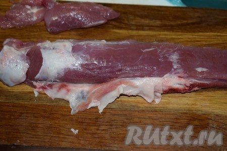 Свиную вырезку промыть водой, обсушить и зачистить от жира и пленочек.