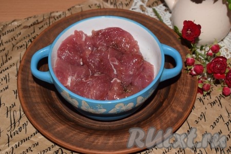 Оставить кусочки свиной вырезки просолиться, примерно, на 10-15 минут.
