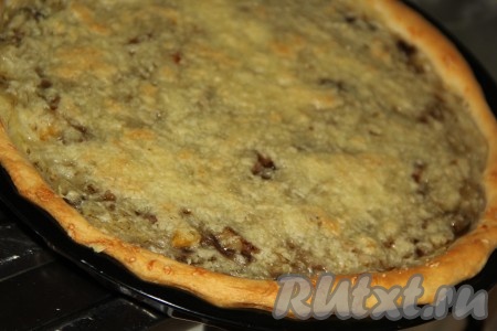 Поставить пирог в разогретую духовку и выпекать минут 30 при температуре 200 градусов. Выпечка станет красивого золотистого цвета.
