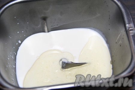 Я решила замесить тесто в хлебопечке, для этого в ведёрко хлебопечки нужно влить тёплый кефир (его температура не должна превышать 40 градусов), добавить сахар и растительное масло.
