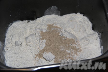 Затем всыпать муку, соль и дрожжи, закрыть крышку хлебопечки и выставить режим "Замес теста" (в моей хлебопечке замес длится 1 час 30 минут).