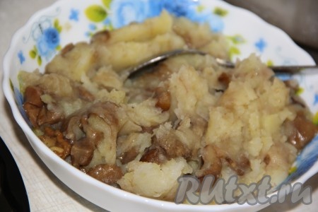 Тщательно перемешать и начинка из картошки и грибов для пирога готова, дать ей остыть до тёплого состояния.
