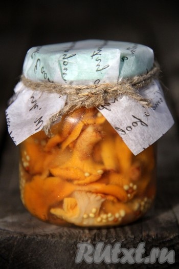 Я не стерилизовала грибы, просто закрутила банку прокипяченной крышкой, укутала в одеяло, потом поставила в холодильник. Если вы собираетесь заготавливать лисички на зиму, то обязательно необходимо будет простерилизовать банку с маринованными грибами. Для этого в кастрюлю нужно налить теплую воду, на дно кастрюли можно поместить сложенную в 2-3 раза тряпочку, поставить банку с грибочками. Вода должна доходить до "плечиков" банки. Накрыть банку предварительно прокипяченной крышкой, отправить кастрюлю с банкой на средний огонь и стерилизовать баночку с грибами 15-20 минут с момента закипания воды. Затем аккуратно достать банку из воды и хорошо закрутить крышку. Перевернуть банку вверх дном и укатать одеялом. Как только баночка остынет, можно переносить ее в место длительного хранения ваших заготовок. Замариновать лисички совсем несложно, эти наивкуснейшие грибочки своим ярким цветом и прекрасным вкусом порадуют вас даже в самые хмурые зимние дни.