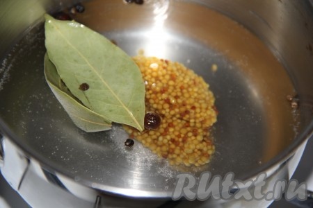 Для приготовления маринада соединить воду, соль, сахар, лавровые листья, горошину душистого перца, горошины чёрного перца, горчицу и уксус. Поставить на огонь и довести маринад до кипения.