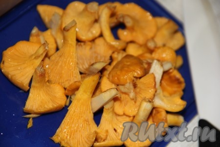 Лисички почистить и промыть под проточной водой. Если грибочки большие, тогда нарезать их, маленькие оставить целыми.