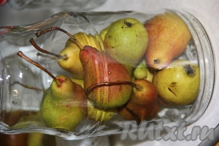 Выложить груши в стерильные баночки. Из 1 килограмма груш у меня получилось 2 банки компота объёмом 1,6 литра каждая. Можно сделать компот и в банках меньшего или большего объёма.
