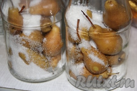 Пока вода закипает, всыпать в каждую банку по 200 грамм сахара.
