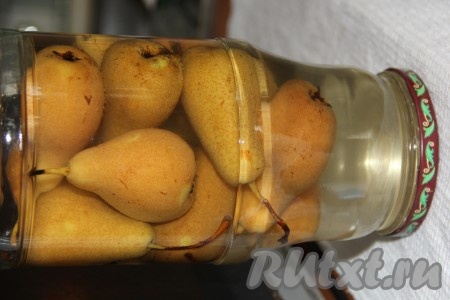 Достать простерилизованные банки из кастрюли и сразу же закрутить крышками или закатать ключом. Перевернуть банки вверх дном и укутать в теплое одеяло. В таком виде оставить баночки до полного остывания, а затем поставить в прохладное место. Хранить такой компот можно не более года.
