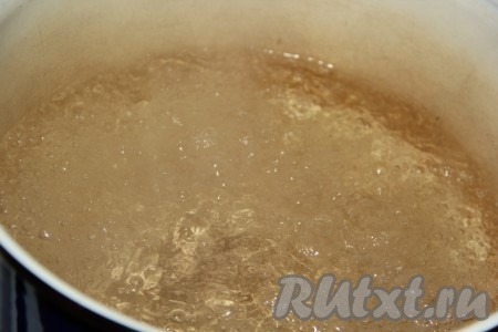 Затем аккуратно слить воду из банок в кастрюлю и довести её еще раз до кипения.
