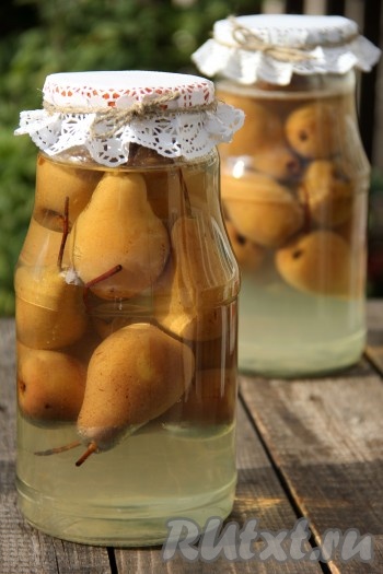 Компот из целых груш получился красивым и очень вкусным. Как же приятно открыть баночку такого компотика зимой и насладиться натуральным домашним напитком!
