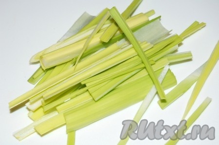 Нарезать лук порей тонкими брусочками.