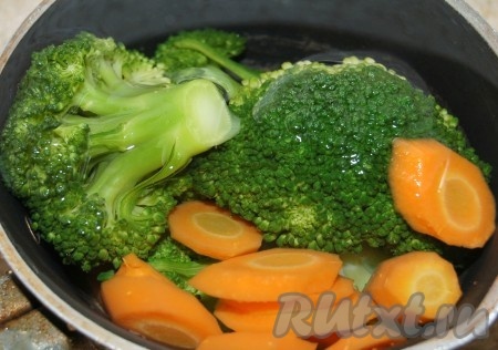 Оставить в холодной воде до отправки на сковороду.